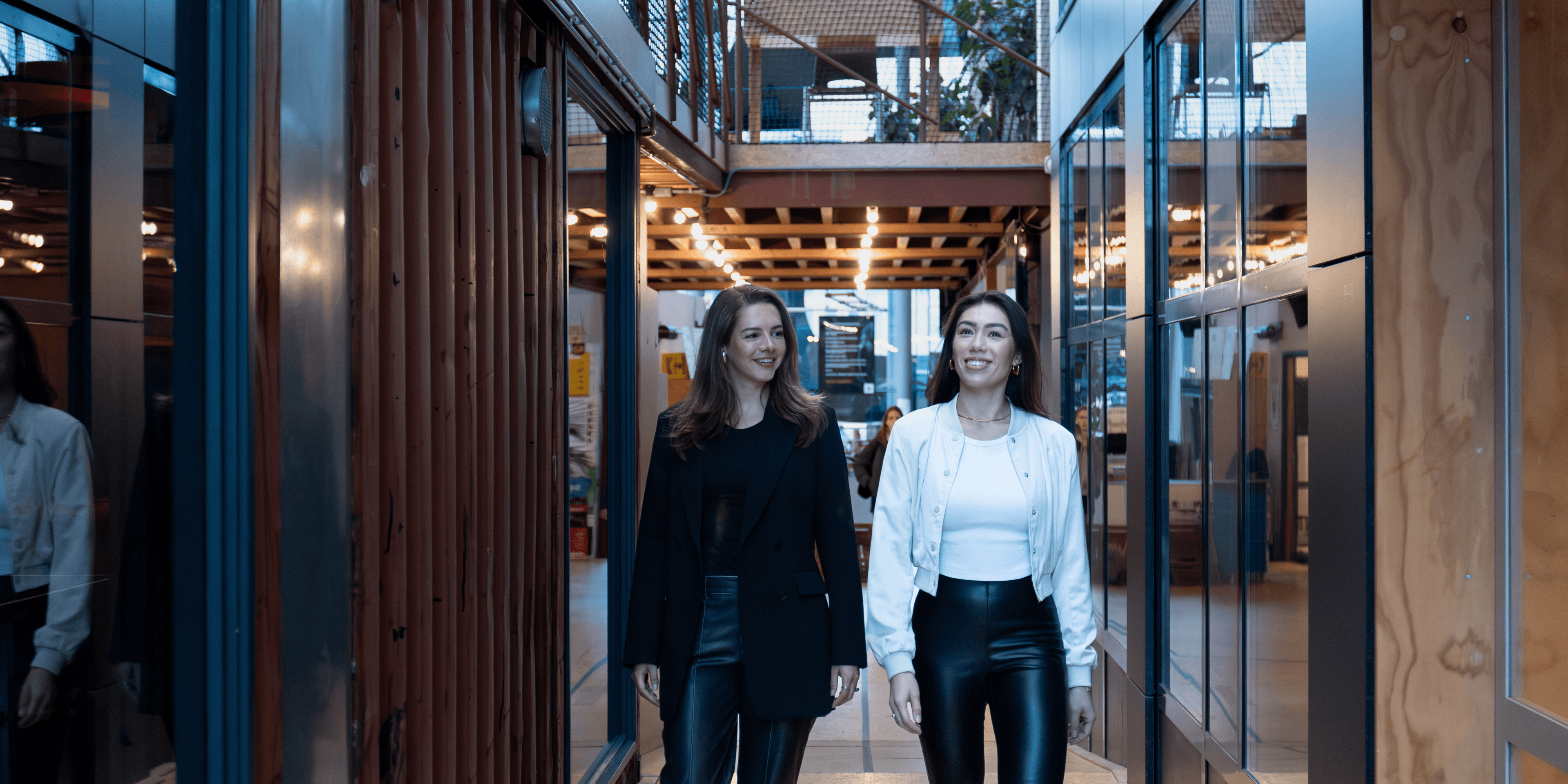 Medewerkers lopen door de gang.