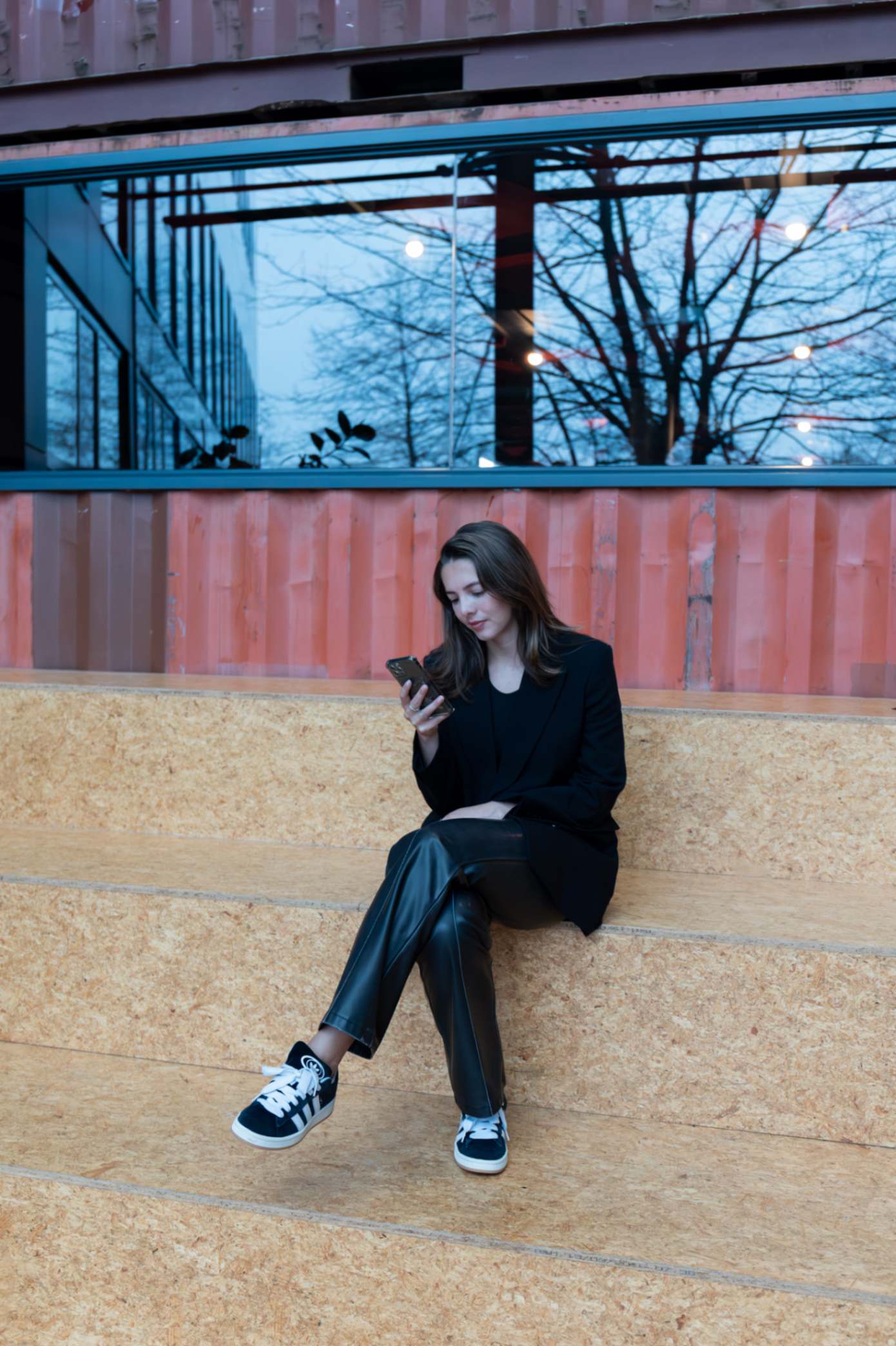 Werknemer contacteert medewerker.