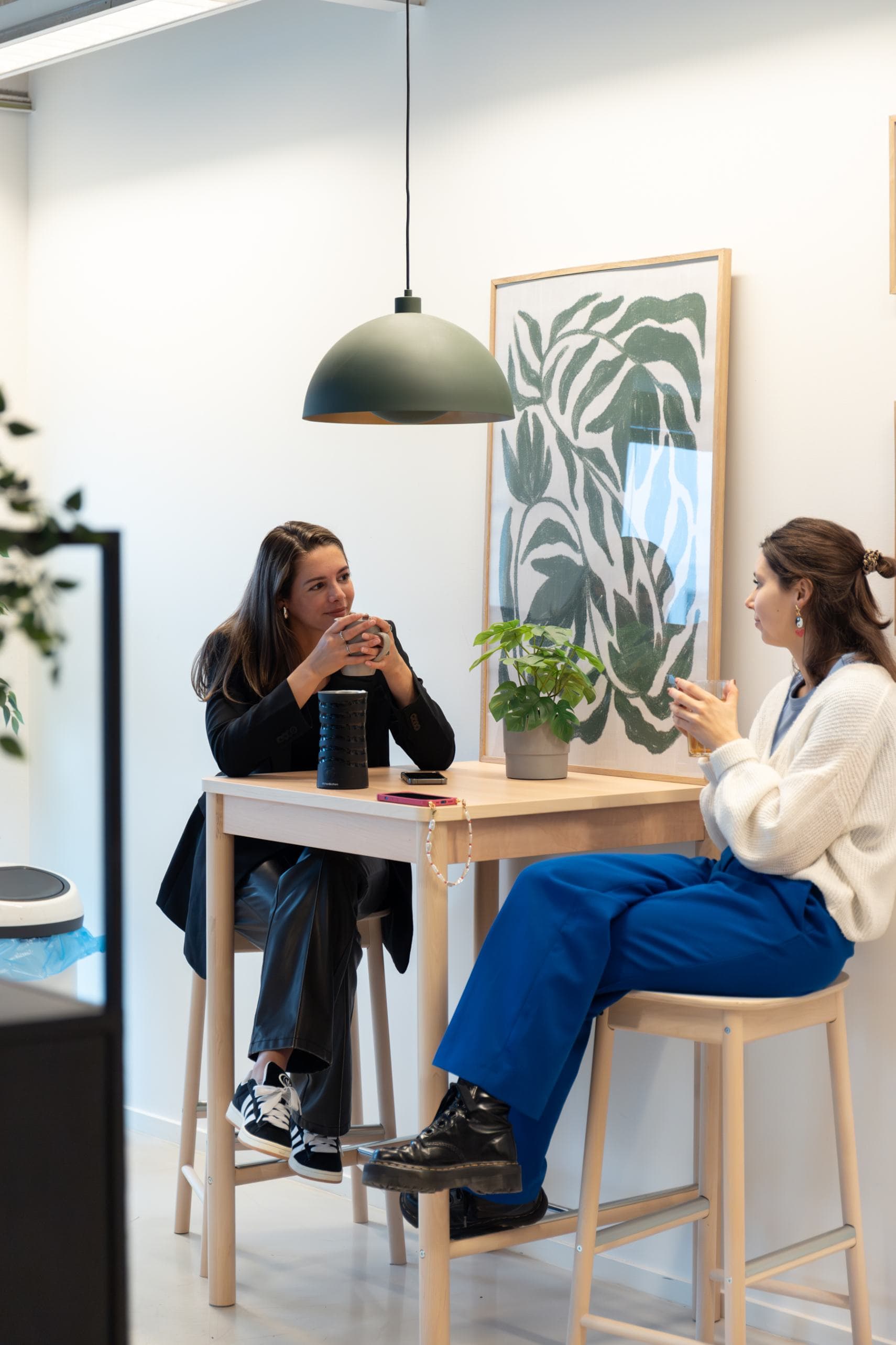 Koffie drinken met een collega.