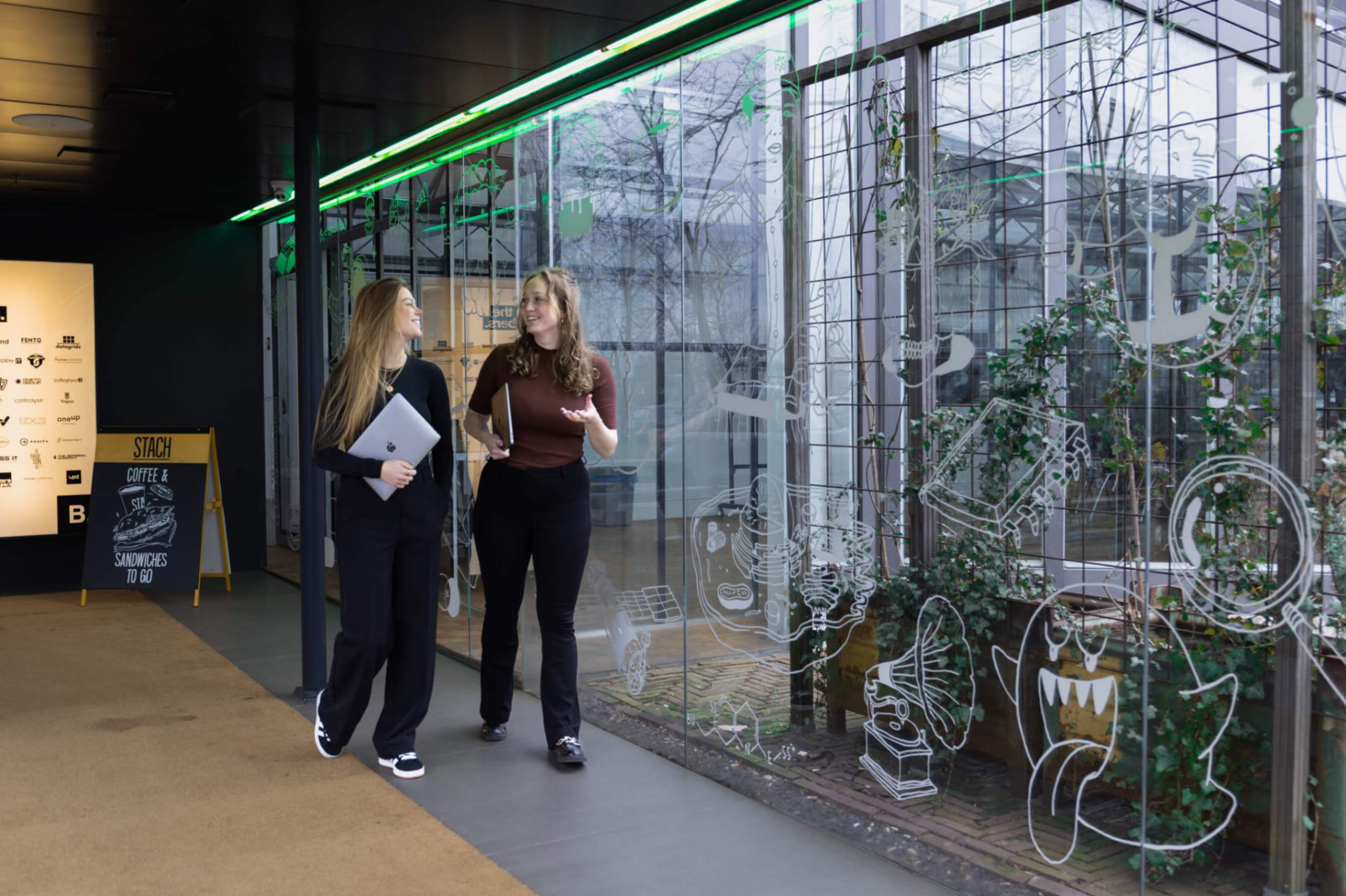Werknemers lopen door het gebouw