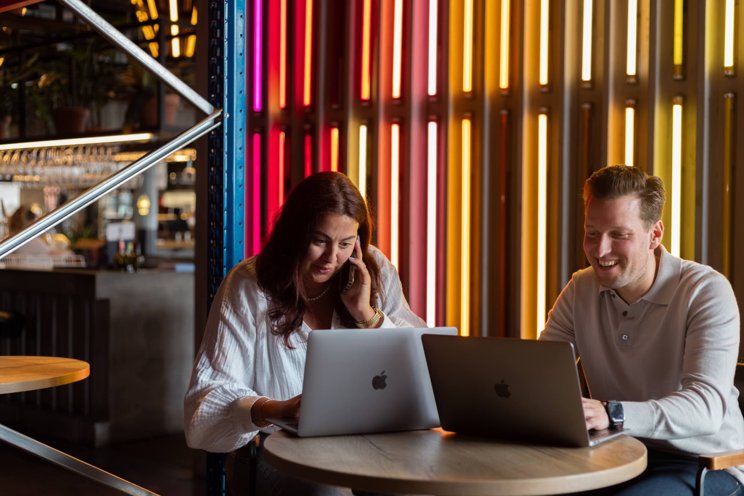 Twee medewerkers samen aan het werk.