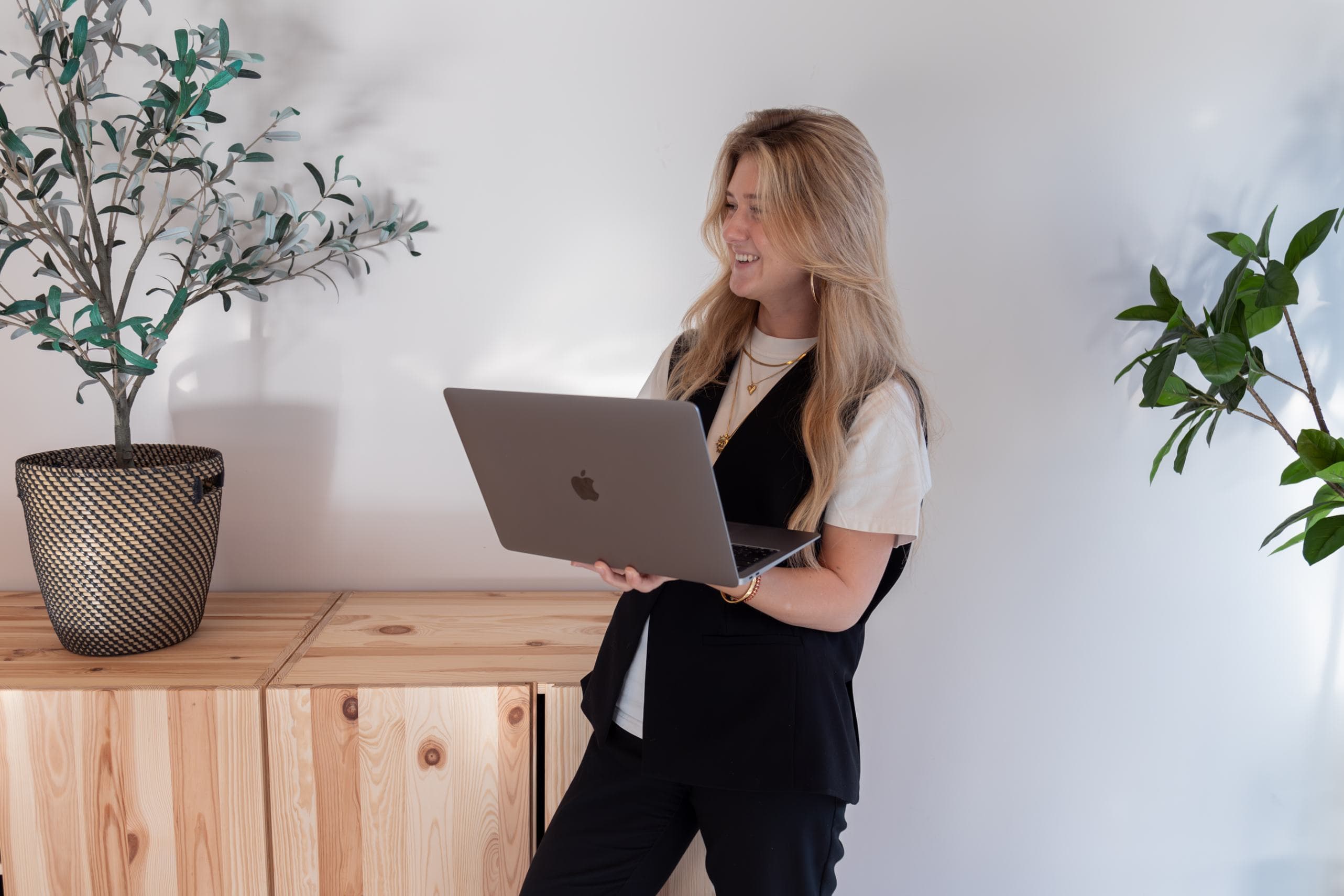 Medewerker is bezig met laptop.