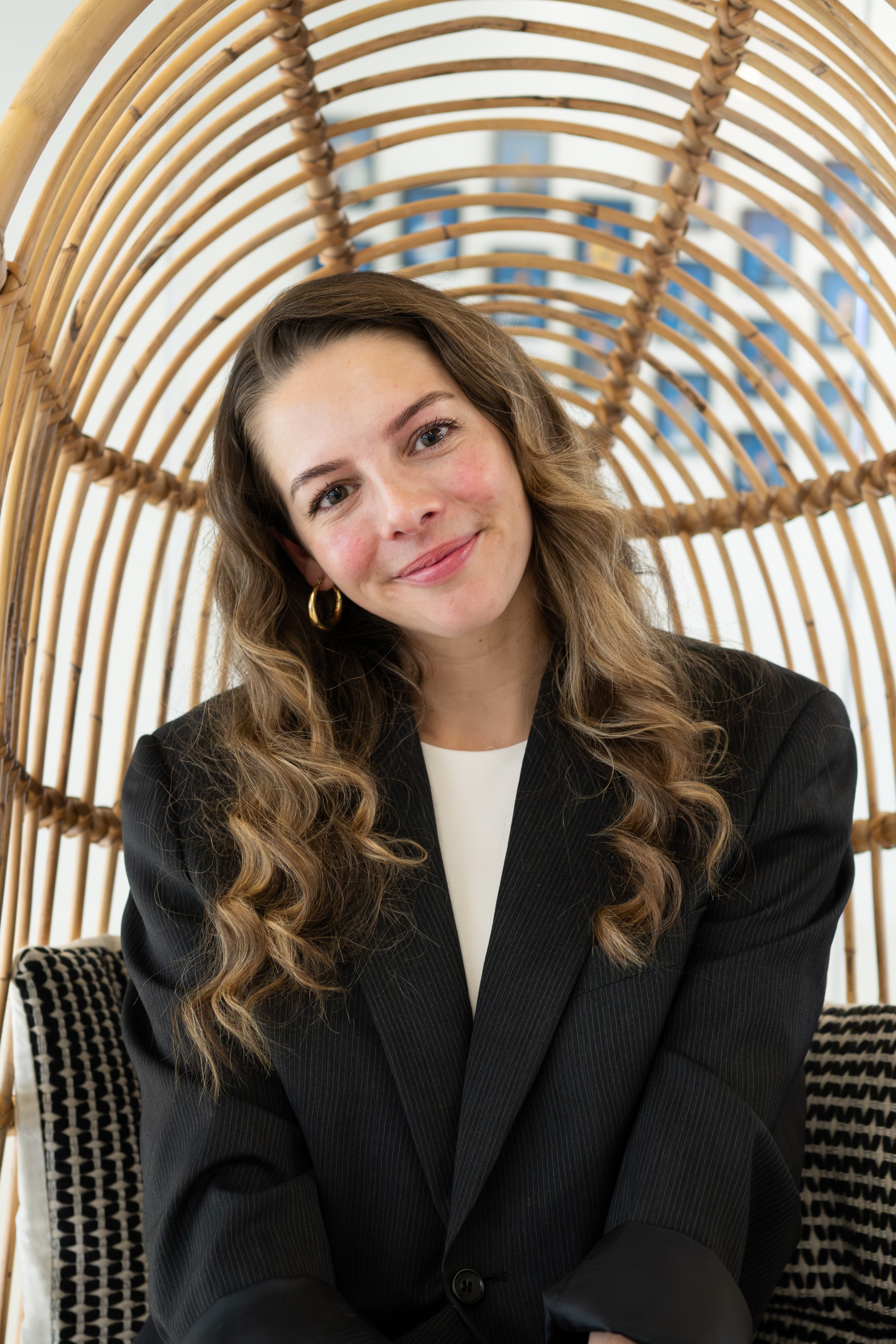 Recruiter op kantoor in een stoel